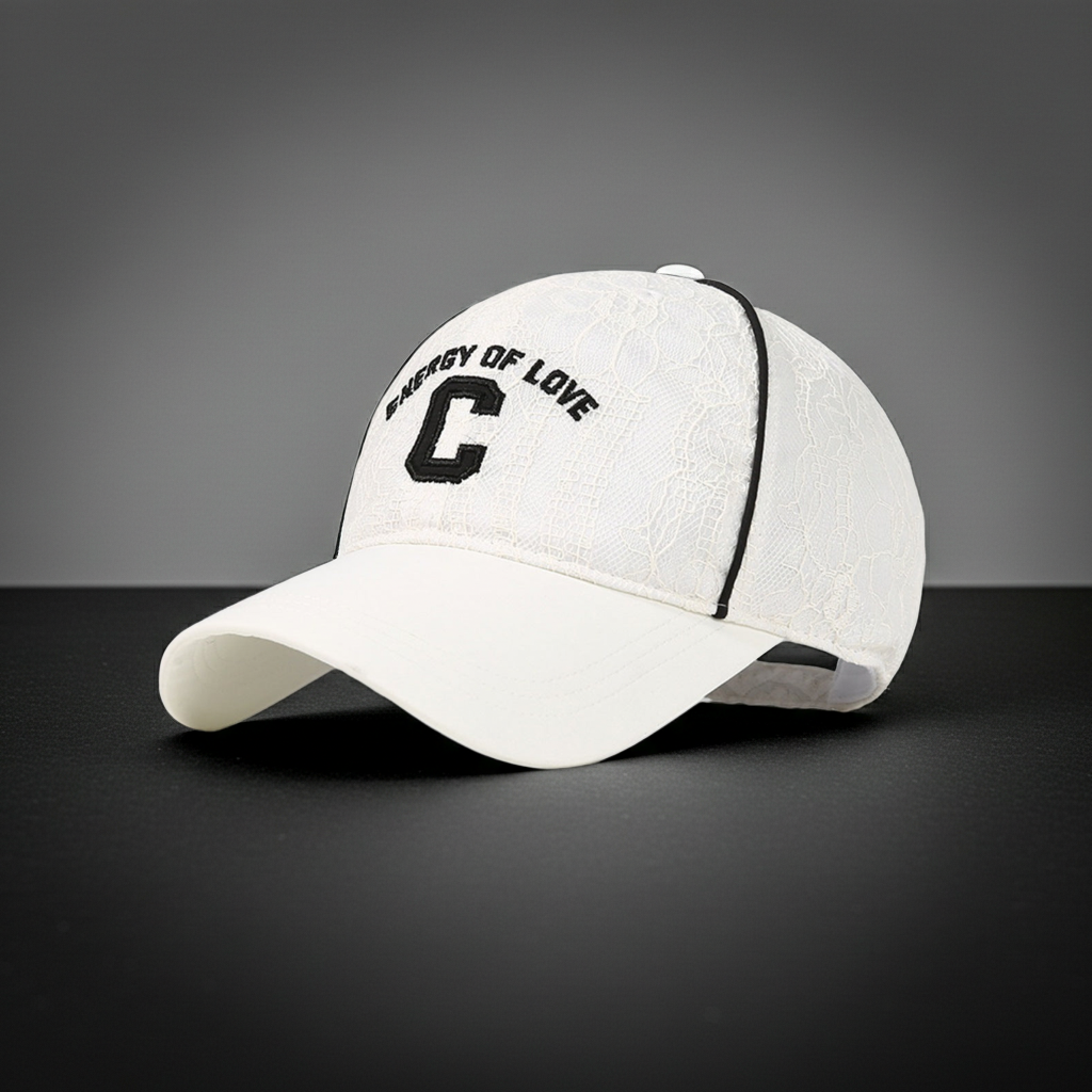Casquette baseball en dentelle avec lettre brodée
