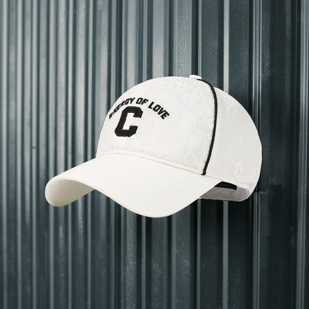 Casquette baseball en dentelle avec lettre brodée